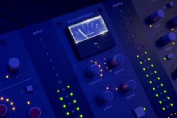 Imagen de mesa de mezcla para producción musical